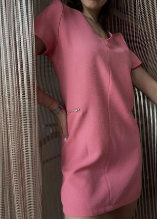 Стильне вечірнє офісне класичне плаття літнє легке з коротким рукавом рожеве ніжне вільного крою