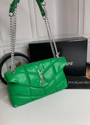 Жіноча сумка yves saint laurent puffer small chain bag in quilted lambskin зелена зі сріблястим лого wb041