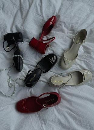 Туфли prada с круглым носком на квадратном каблуке, красные; черные, бежевые2 фото