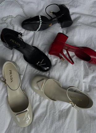 Туфли prada с круглым носком на квадратном каблуке, красные; черные, бежевые3 фото