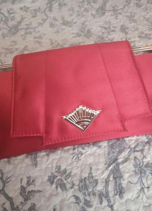 Большой атласный клатч красного цвета сверху с украшением, бренд gnd