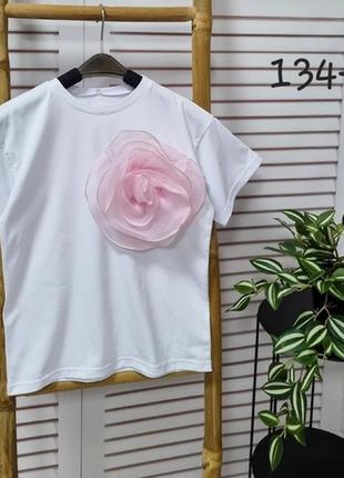 Трендовая футболка украшена цветком