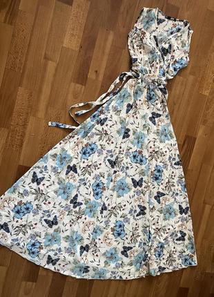 Шикарна довга сукня з принтом квіти метелики блакитна з білим6 фото