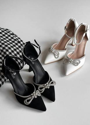 Женские чёрные и белые открытые туфли с бантиком в камнях на ремешке джимми чу