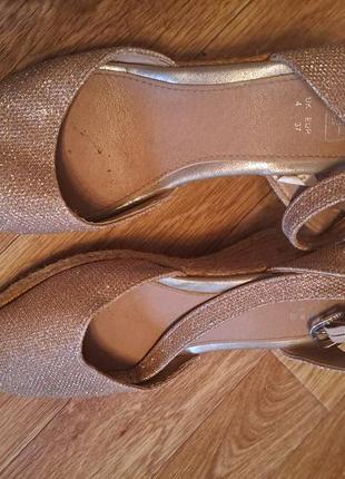 Босоніжки h&m блистять на сонці, вдягнені 1 раз, стан нових, легкі,