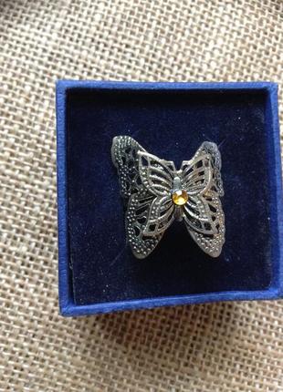 Кольцо ажурное метелик с кристаллом.