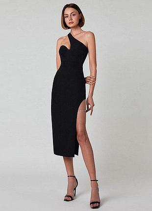 Асимметричное платье с разрезом