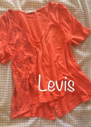 Стильная футболка с удлиненной спинкой levis