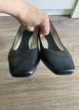 Clarks 5,5/38,5рр 25.5,см устілка нові класичні шкіряні туфлі човники з квадратним носочком на низькому каблуку3 фото