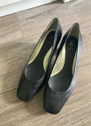 Clarks 5,5/38,5рр 25.5,см устілка нові класичні шкіряні туфлі човники з квадратним носочком на низькому каблуку2 фото