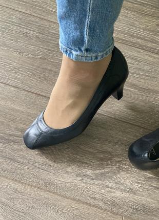 Clarks 5,5/38,5рр 25.5,см устілка нові класичні шкіряні туфлі човники з квадратним носочком на низькому каблуку7 фото
