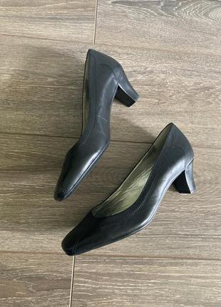 Clarks 5,5/38,5рр 25.5,см устілка нові класичні шкіряні туфлі човники з квадратним носочком на низькому каблуку5 фото