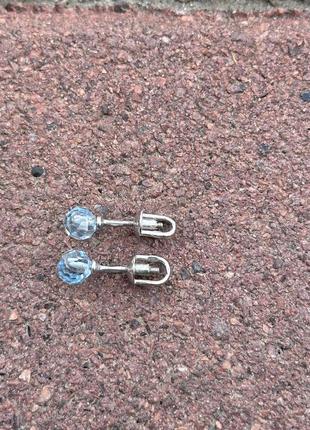 Серебряные серьги с голубыми камушками3 фото