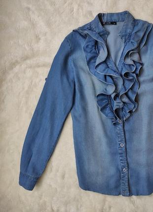 Голубая синяя джинсовая рубашка джинсовая блуза с рюшами оборкой на воротнике стойка2 фото
