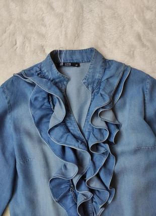Голубая синяя джинсовая рубашка джинсовая блуза с рюшами оборкой на воротнике стойка6 фото