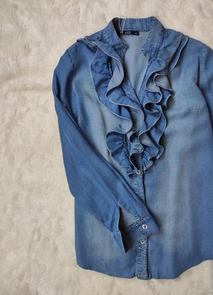 Голубая синяя джинсовая рубашка джинсовая блуза с рюшами оборкой на воротнике стойка3 фото