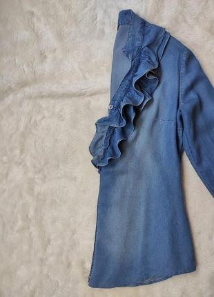 Голубая синяя джинсовая рубашка джинсовая блуза с рюшами оборкой на воротнике стойка10 фото