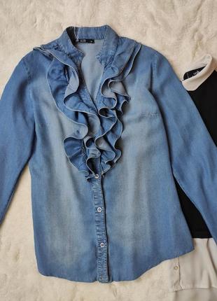 Голубая синяя джинсовая рубашка джинсовая блуза с рюшами оборкой на воротнике стойка4 фото