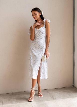 Біла довга сукня