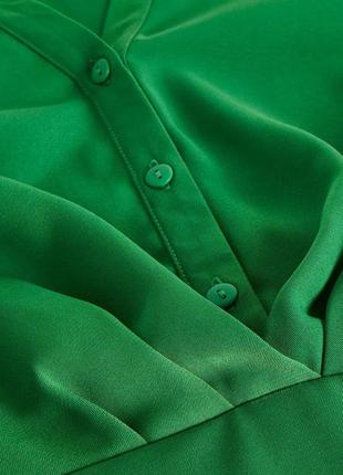 Зеленое гладкое платье с воротником