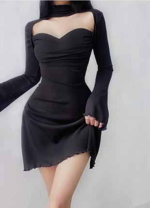 Мини платье прилегающего силуэта с разклешенными рукавами и вырезом по груди черный