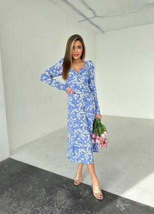 Элегантное нежное платье в цветочный принт с разрезом по ноге синий