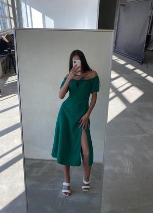Неймовірно жіночне плаття міді з розрізом і ефектним бюстом зелений