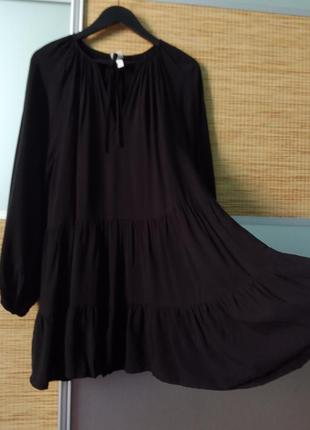 Черное короткое платье свободного кроя1 фото