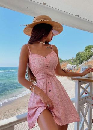 Легка квіткова сукня з дерев'яними ґудзиками рожевий