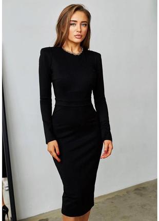 Элегантное и женственное платье-футляр с акцентными плечами черный