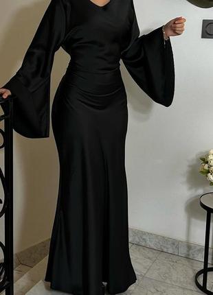 Атластное макси платье приталенного силуэта по спине шнуровка расклешенные рукава черный