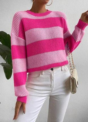 Укороченный свитер со спущенным плечом в крупные полосы розовый