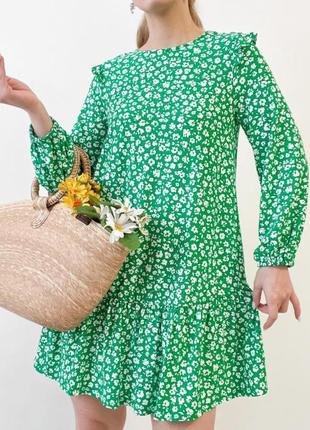 Зеленое платье с цветочным принтом