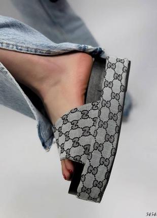 ▪️жіночі шльопанці в стилі gucci гуччі висока масивна танкетка платформа підошва сабо шльопки босоніжки сірі-чорні гучі
