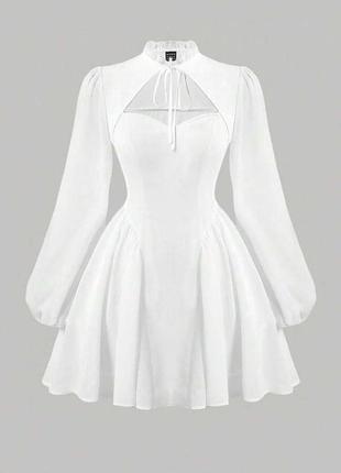 Невероятно крутое платье с расклешенной юбкой и красивым декольте белый
