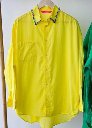 Яркая рубашка свободного кроя с камешками на воротничке желтый