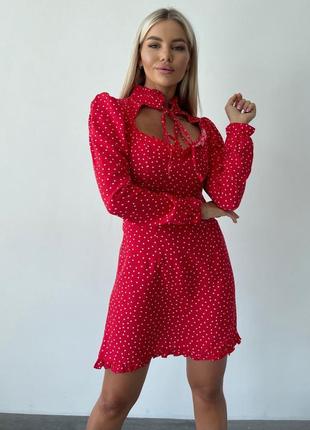 Великолепное короткое платье в горошек красный