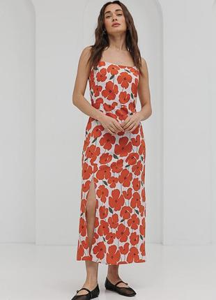 Длинное летнее платье с разрезом светло-бежевое в оранжевые цветы
