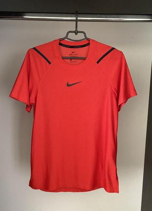 Спортивна футболка nike pro training center logo t-shirt