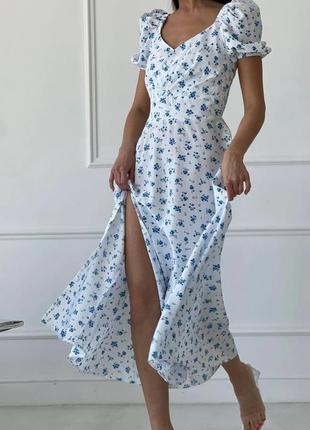 Красивое женственное платье приталенного силуэта с разрезом по ноге белый с голубым цветком