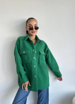 Теплая куртка-рубашка из шерсти букле с накладными карманами зеленый