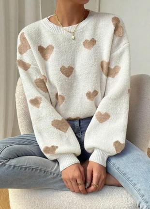 Нежный свитер средней длины со спущенным плечом принт сердечки молочный+бежевые сердечки