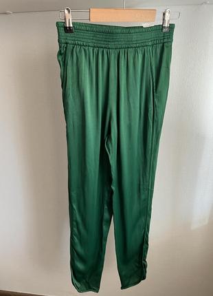 Сатиновые зеленые штаны