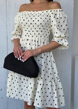 Муслінова сукня з короткими рукавами у принт сердечка5 фото