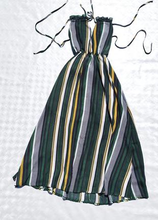 Стильное длинное платье в полоску с открытой спиной на завязках