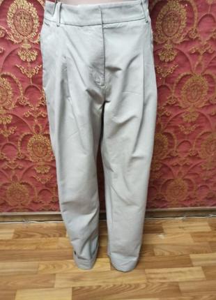 Бежевые брюки с защипами размер ml замеса хлопка и вискозы