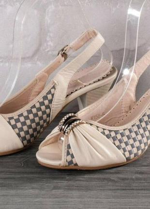 Красиві босоніжки