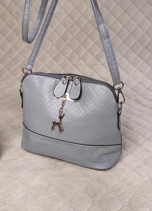 Симпатична наплічна сумочка з металевим декоративним підвісом3 фото