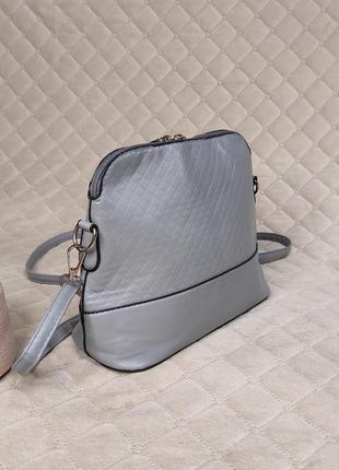 Симпатична наплічна сумочка з металевим декоративним підвісом4 фото