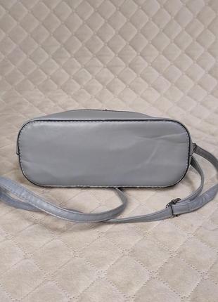 Симпатична наплічна сумочка з металевим декоративним підвісом6 фото